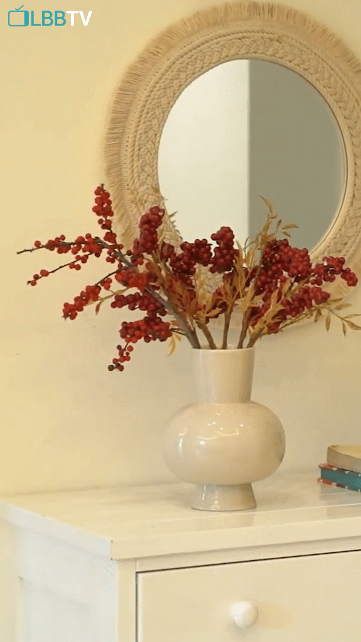 Flower,Plant,Vase,Flowerpot,Branch,Interior design,Twig,Wood,Creative arts,Flower Arranging