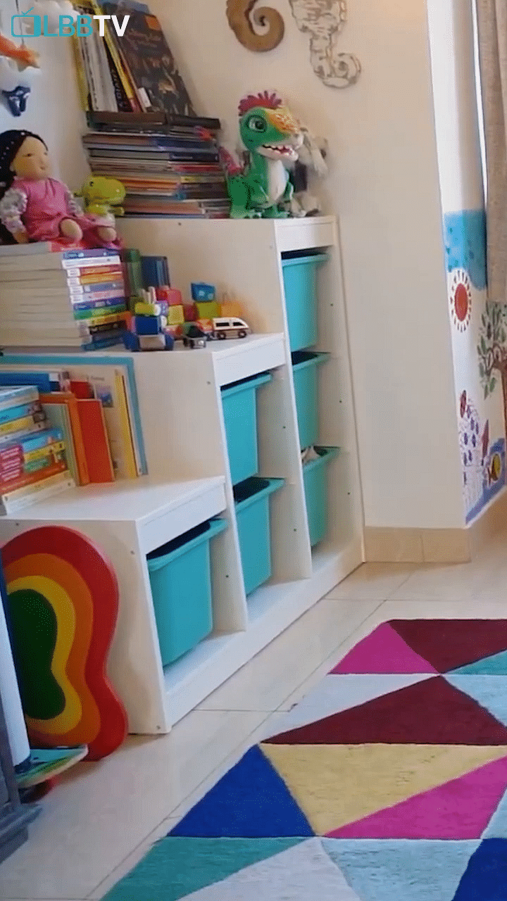 Shelf,Bookcase,Textile,Shelving,Paint,Wood,Pink,Interior design,Rectangle,Wall