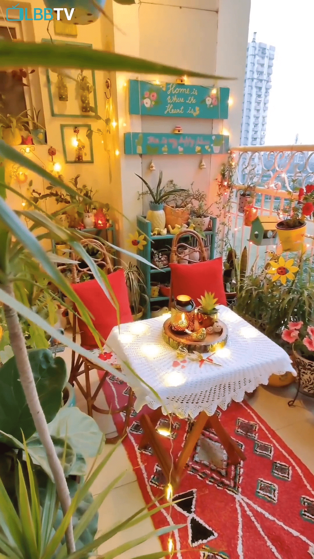 Plant,Flowerpot,Decoration,Flower,Houseplant,Interior design,Flower Arranging,Tablecloth,Chair,Tableware