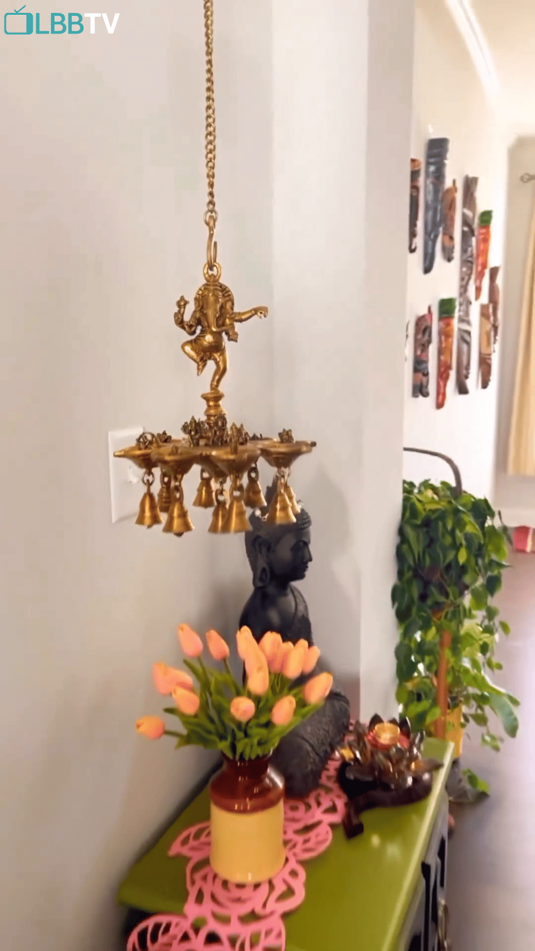 Plant,Flower,Houseplant,Flowerpot,Wood,Interior design,House,Flower Arranging,Building,Room
