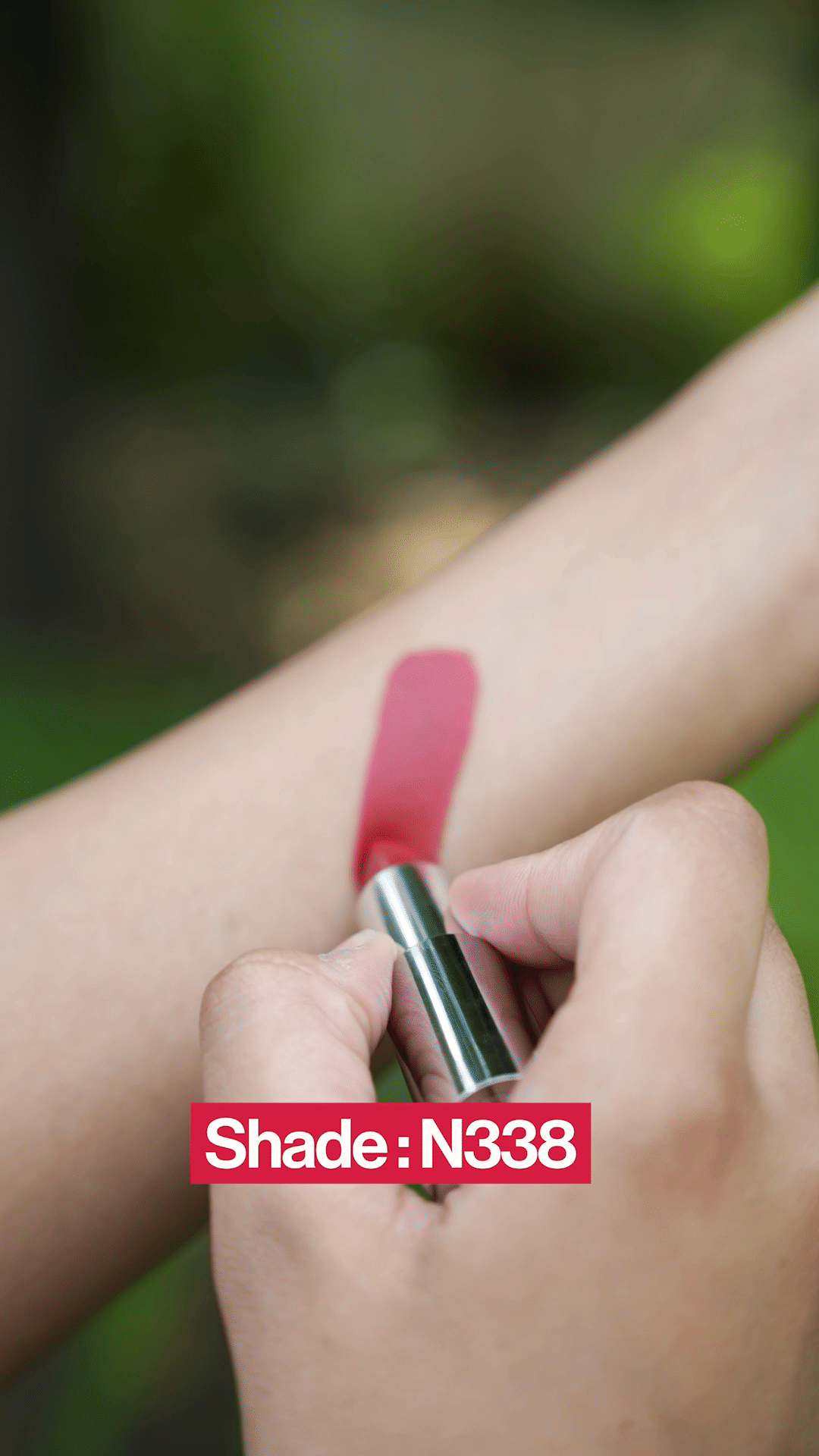 Hand,Plant,Dress,Finger,Gesture,Thumb,Nail,Petal,Material property,Wrist