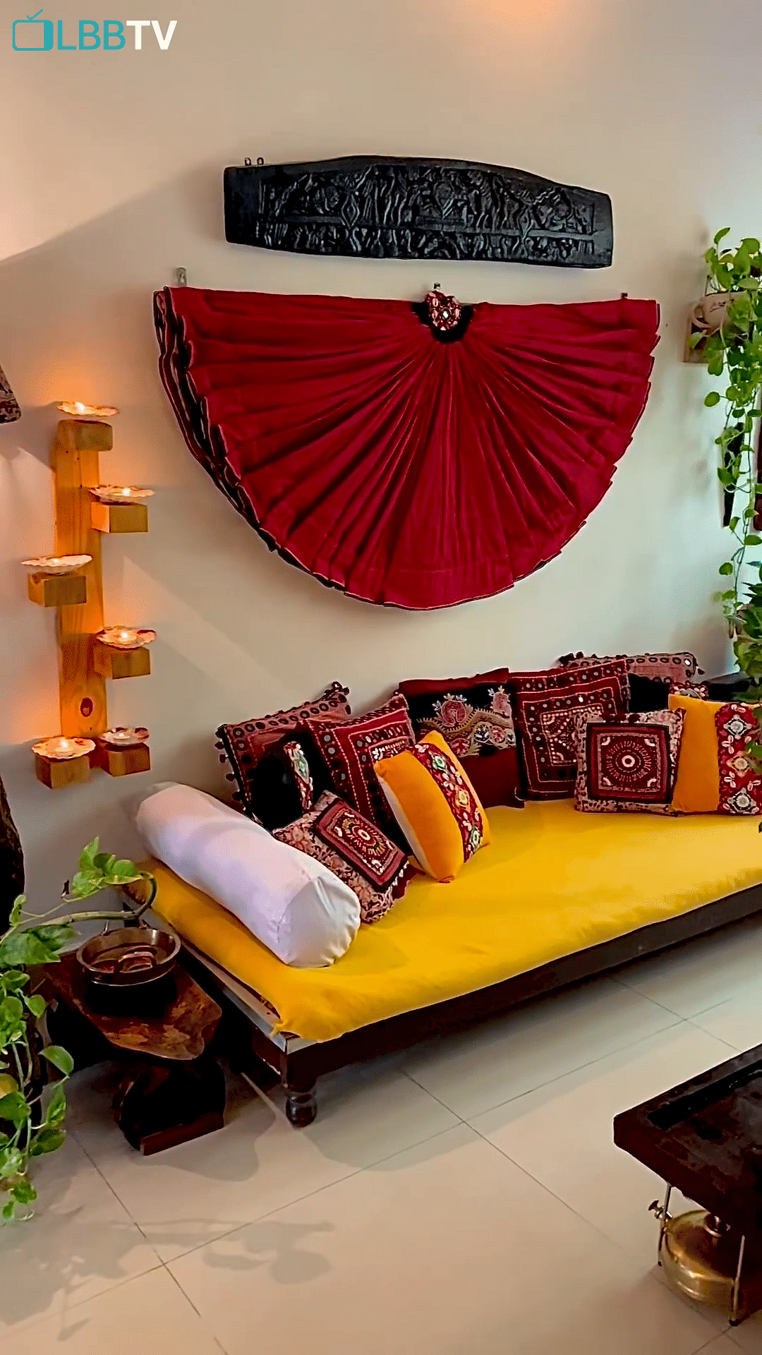 Furniture,Couch,Decoration,Table,Orange,Comfort,Textile,studio couch,Purple,Interior design