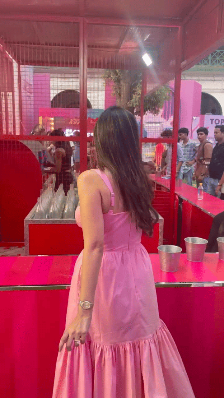 Joint,Fashion,Pink,Flooring,Red,Magenta,Waist,Beauty,Fashion design,Event