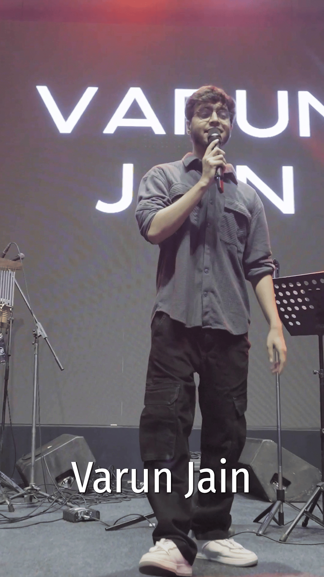 Microphone,Public address system,Musician,Music artist,Music,Performing arts,Artist,Entertainment,Audio equipment,Concert