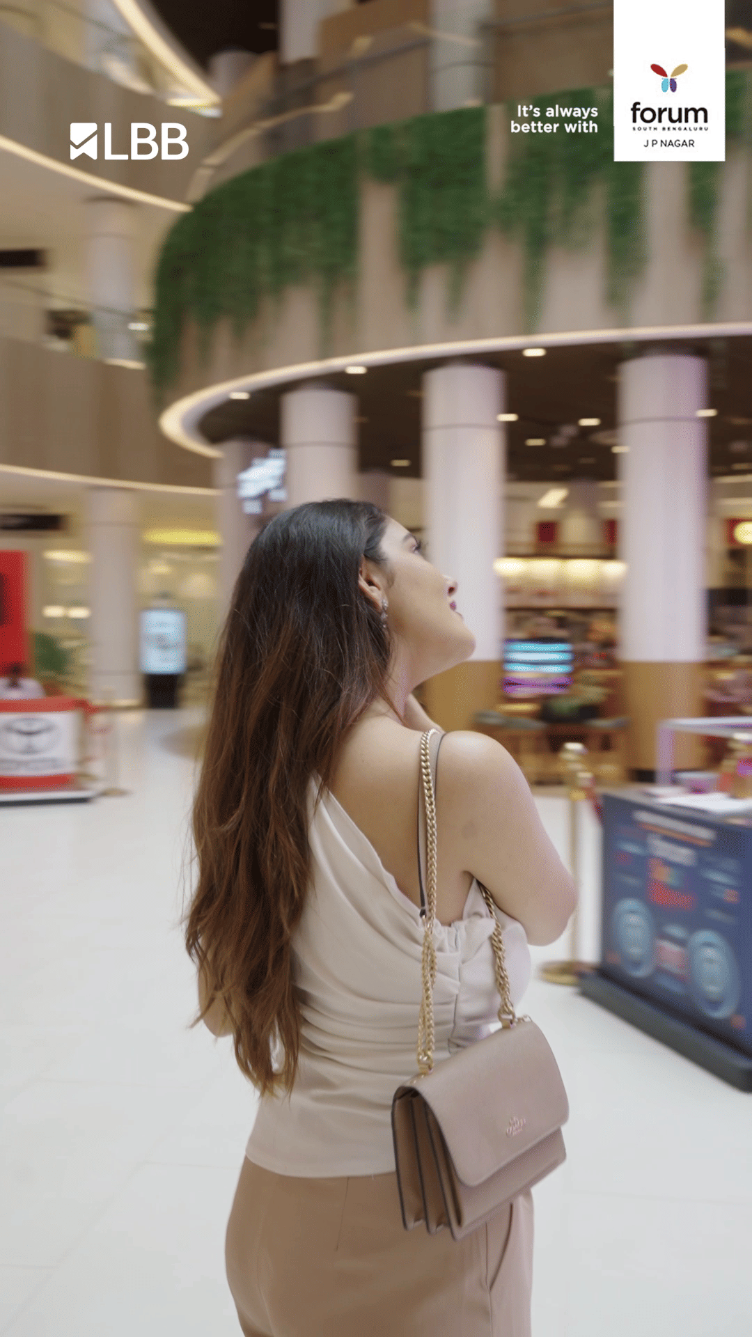 Bag,Waist,Luggage & bags,Handbag,Abdomen,Model,Human back