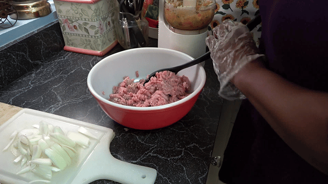 Evelyn Thomas and daughter Yaya Diamond Cooking Turkey Loaf 