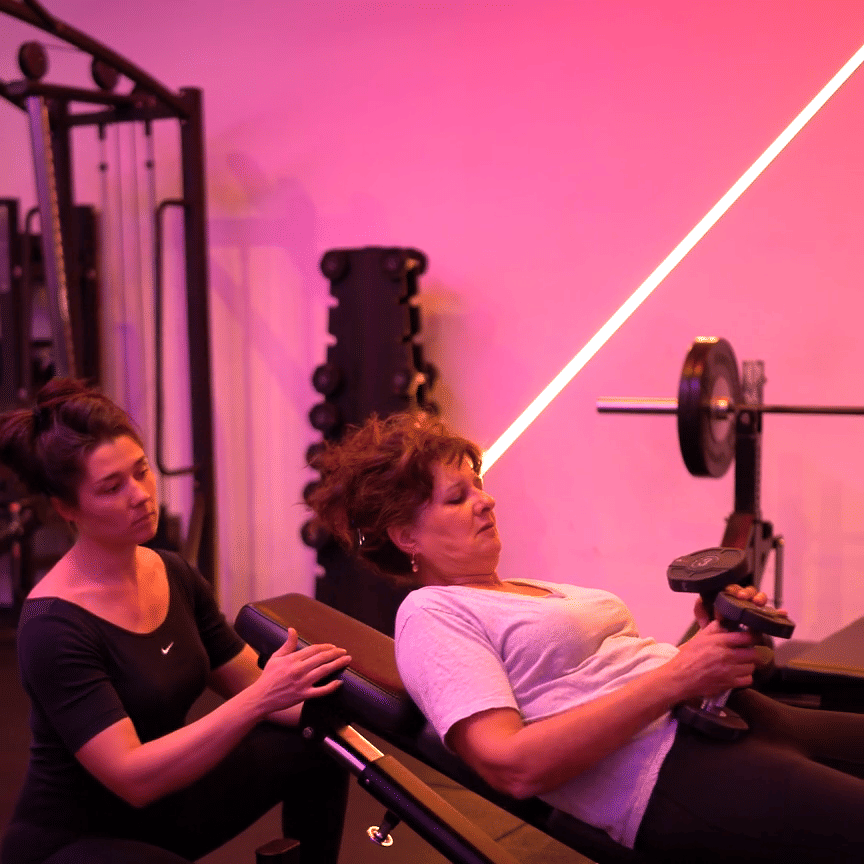 Anna begeleidt een vrouw tijdens Personal Training.