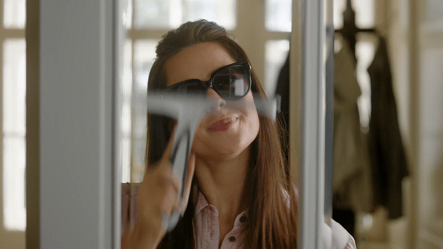 Lentiamo: sunglasses TV ad (20