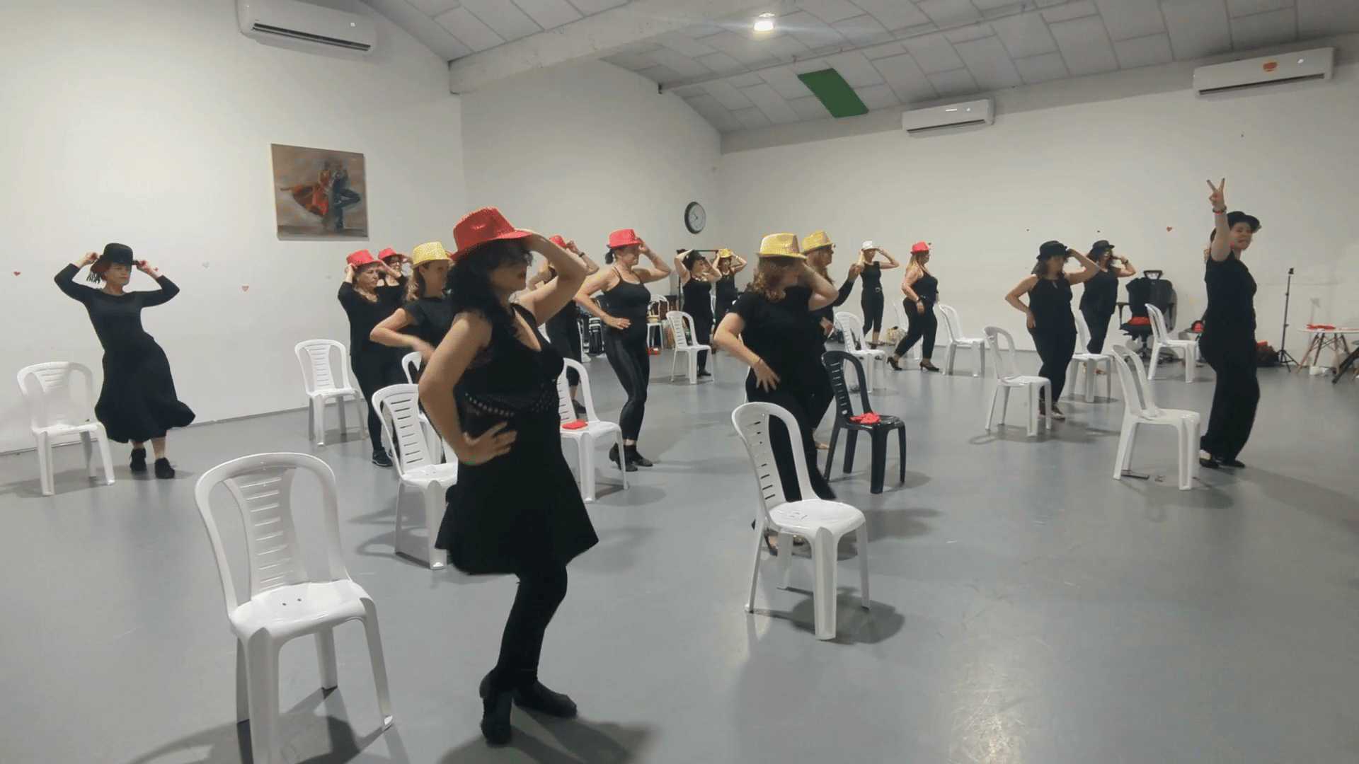 קברט עם כפפות, כובע וכסא